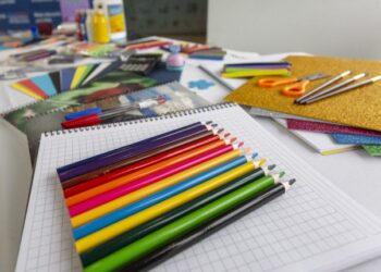 Contraloría abre sumario en Junaeb tras comprobar que solo entregaron un tercio de kits de útiles escolares en 2024
