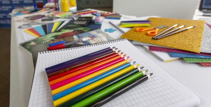 Contraloría abre sumario en Junaeb tras comprobar que solo entregaron un tercio de kits de útiles escolares en 2024