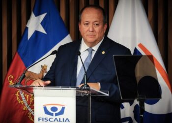 Fiscalía Nacional informa que 10 fiscales y 32 funcionarios viajaron al extranjero con licencia médica