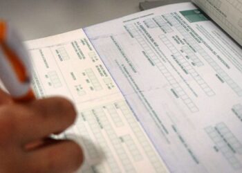 Cadem: 92% cree que funcionarios públicos que viajaron con licencia médica deberían devolver dineros
