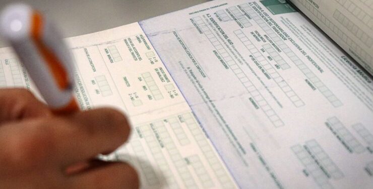 Cadem: 92% cree que funcionarios públicos que viajaron con licencia médica deberían devolver dineros