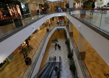 Diputados UDI presentan proyecto para que comercio pueda funcionar el día de las primarias oficialistas