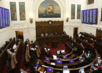 Detectan 20 funcionarios del Senado que habrían viajaron con licencias médicas
