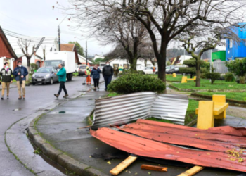 Reportan voladura de techos por fuertes vientos en Puerto Montt: Rachas superaron los 90 km/h