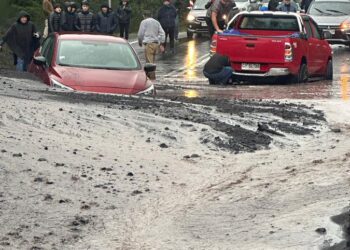 Emergencia en ruta a Petrohué: Aluvión deja vehículo atrapado y tránsito suspendido