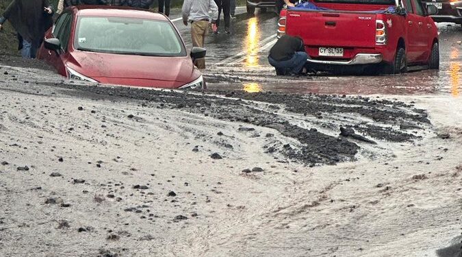 Emergencia en ruta a Petrohué: Aluvión deja vehículo atrapado y tránsito suspendido