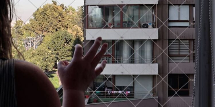 Tras caída de niño en edificio: diputados exigen urgencia a proyecto que obliga instalación de mallas