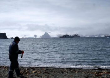 Piloto de 19 años detenido en Antártica tras desviar vuelo sin autorización desde Punta Arenas