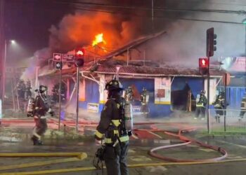 Incendio destruyó ferretería en sector oriente de Osorno: hubo tres bomberos lesionados