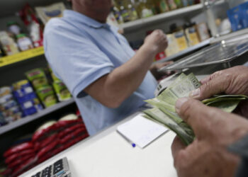 Se entrampa aumento del salario mínimo: Proyecto no logra acuerdo en la Cámara y pasa a Comisión Mixta