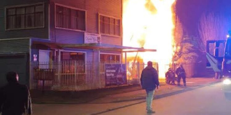Incendio dejó daños totales en vivienda de Rahue Alto: hay dos lesionados