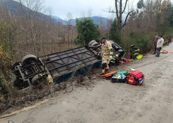 Volcamiento de bus en Liquiñe deja al menos 30 personas lesionadas
