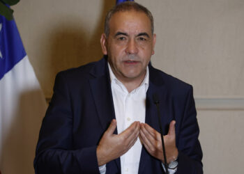 Adidas y Puma se querellan contra senador Fidel Espinoza por ingreso de prendas falsificadas al país
