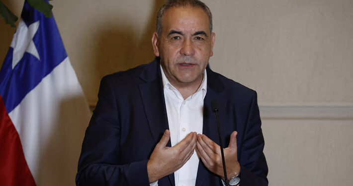 Adidas y Puma se querellan contra senador Fidel Espinoza por ingreso de prendas falsificadas al país