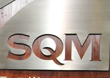 SQM despide al 5% de su personal en medio de caída sostenida del precio del litio