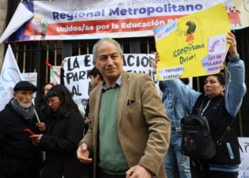Profesores protestan en frontis del Ministerio de Educación