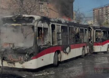 Encapuchados incendian bus del transporte público frente al INBA en medio de manifestaciones