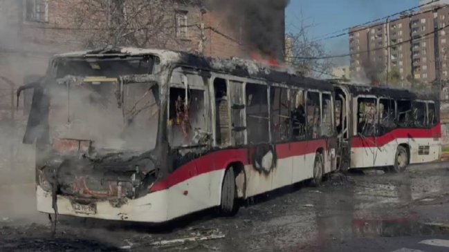 Encapuchados incendian bus del transporte público frente al INBA en medio de manifestaciones