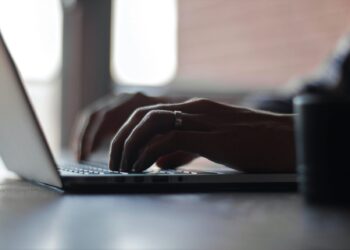 Hombre queda con arraigo nacional tras almacenar 59 videos de pornografía infantil en Valdivia