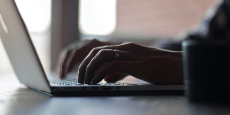 Hombre queda con arraigo nacional tras almacenar 59 videos de pornografía infantil en Valdivia