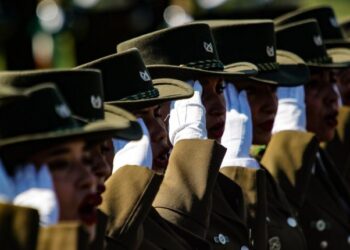 Detectan más de 2 mil funcionarios de Fuerzas Armadas y Carabineros que salieron del país con licencia médica