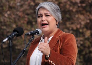 Jeannette Jara no suspenderá su militancia en el Partido Comunista: “Este tema no está sobre la mesa”