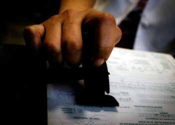 Investigarán a trabajadores del sector privado que viajaron con licencia médica: ¿Qué les puede pasar?