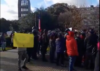 Osorno: Comerciantes ambulantes se manifestaron frente a Municipalidad solicitando reunión con alcalde