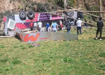 Tragedia en carretera de Perú deja al menos 18 muertos tras caída de bus por barranco 