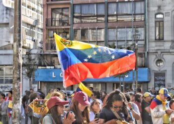 Encuesta Panel Ciudadano: 62% de los venezolanos en Chile votaría por Kast o Matthei