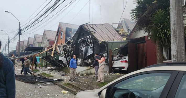Fuerte explosión por gas destruye al menos dos casas en Temuco: Hay una adulta mayor fallecida