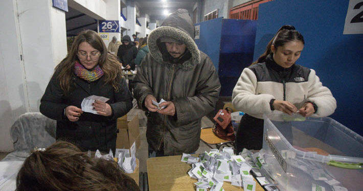 Avanza al Senado: Cámara aprueba día libre para vocales de mesa