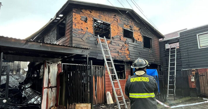 Incendio deja cuatro personas muertas en Valdivia: Víctimas fatales son dos mujeres y dos niños