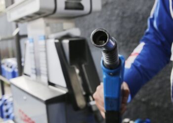 Bencinas disminuyen su precio en más de 25 pesos este jueves, pero diésel y kerosene suben