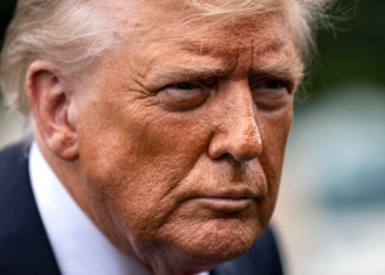 A medio año de retornar al poder, popularidad de Trump baja al 42%