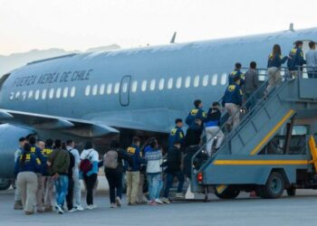 Gobierno concretó vuelo de expulsión con 37 extranjeros de Bolivia, Ecuador y Colombia
