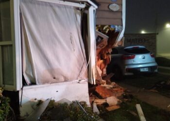 Osorno: Camioneta impactó contra vivienda en sector oriente dejando grave daños