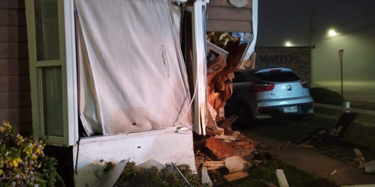 Osorno: Camioneta impactó contra vivienda en sector oriente dejando grave daños