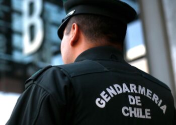Gendarmería destituye a cuatro coroneles: viajaron al extranjero durante licencia médica
