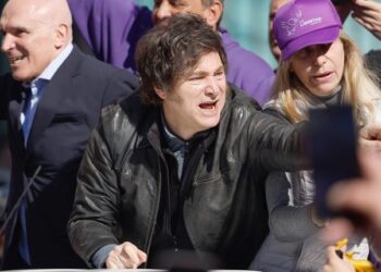 Javier Milei debió ser evacuado de un acto electoral tras incidentes con manifestantes opositores