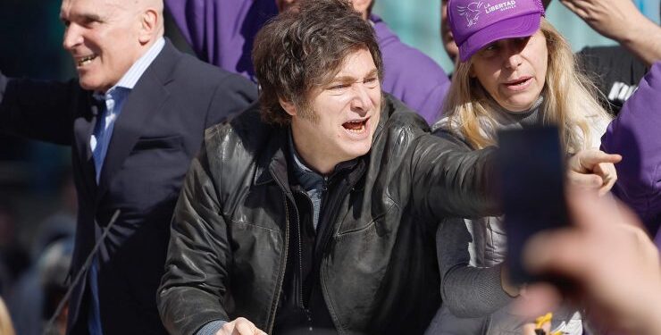 Javier Milei debió ser evacuado de un acto electoral tras incidentes con manifestantes opositores