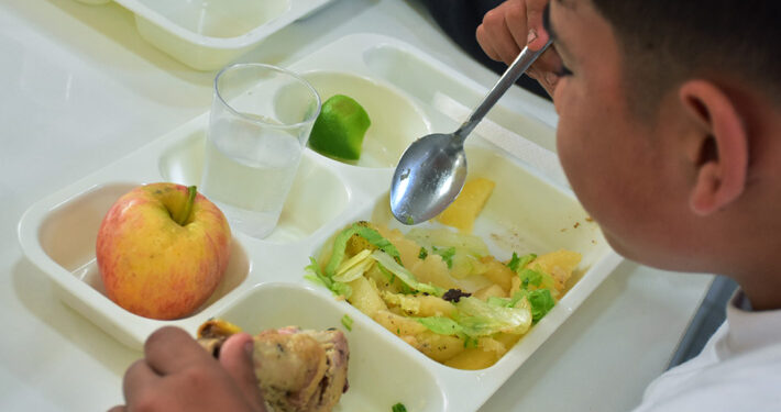 Junaeb lanza plan de contingencia para este martes ante paro de manipuladoras de alimentos