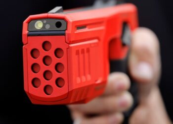 Gobierno dio luz verde a implementación de pistolas taser en Carabineros