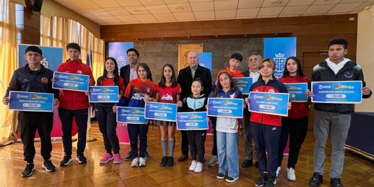 Doce jóvenes talentos de Osorno recibieron la “beca deportiva municipal 2025″