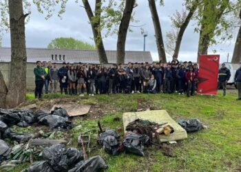 Más de 80 estudiantes de los liceos Adolfo Matthei e Industrial de Osorno limpiaron río Damas
