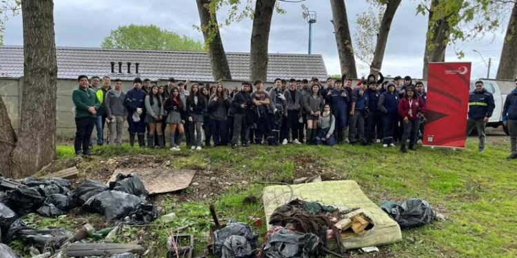 Más de 80 estudiantes de los liceos Adolfo Matthei e Industrial de Osorno limpiaron río Damas