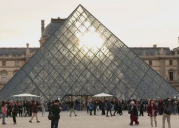 Uno fue capturado en aeropuerto de París: Detienen a dos sospechosos por robo en Louvre