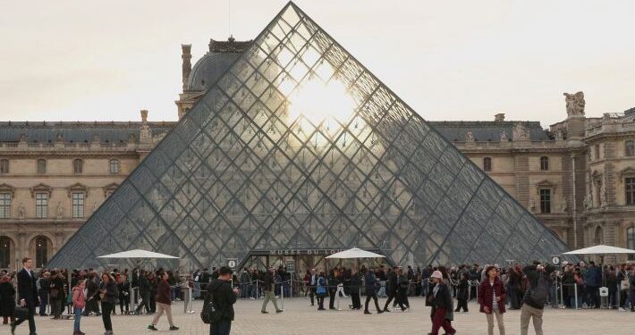 Uno fue capturado en aeropuerto de París: Detienen a dos sospechosos por robo en Louvre