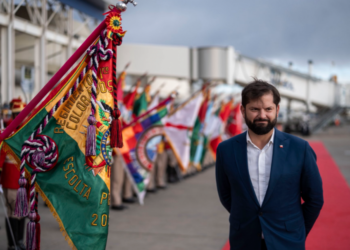 Boric viaja a La Paz para asistir a la transmisión de mando de Rodrigo Paz Pereira en Bolivia