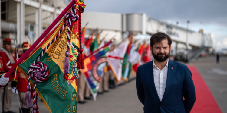 Boric viaja a La Paz para asistir a la transmisión de mando de Rodrigo Paz Pereira en Bolivia